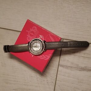 Premier designs on the move watch